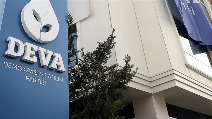 Rozetini Ali Babacan'ın taktığı DEVA'lı isim istifa etti
