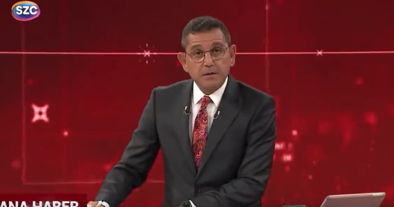 "Habere adımı veriyorum" diyen Fatih Portakal canlı yayında 'dış sesçi'yi fırçaladı! "Kendin seslendirseydin" dedirtti...
