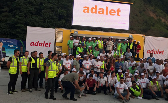 Adalet Yürüşçüleri emeği alkışladı, emekçiler de İzmir Marşı ile karşılık verdi