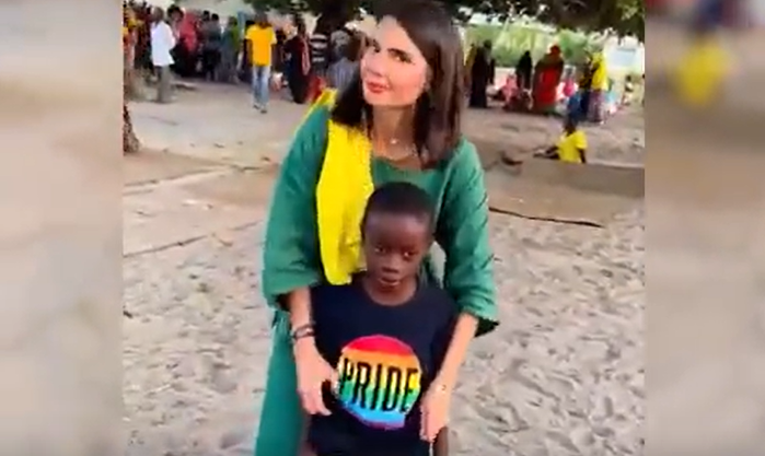 AKP'li yönetici Afrika'da çocuğun üzerindeki LGBT tişörtünü çıkarıp Fenerbahçe tişörtü giydirdi! Mehter Marşı'yla paylaştı