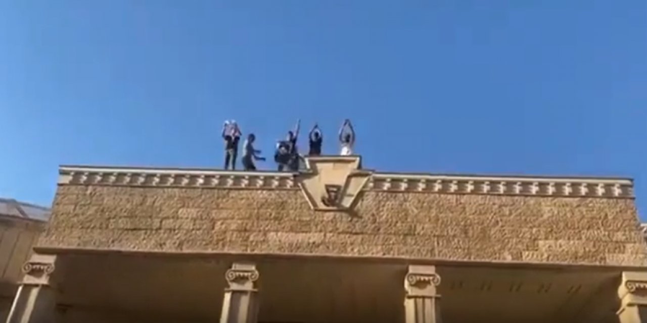 İsveç Büyükelçiliği'ni bastılar! Olay kontrolden çıktı, ulusal amblem yere fırlatıldı