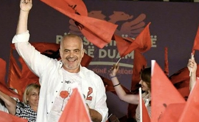 Sosyalist Parti Arnavutluk'ta galip geldi