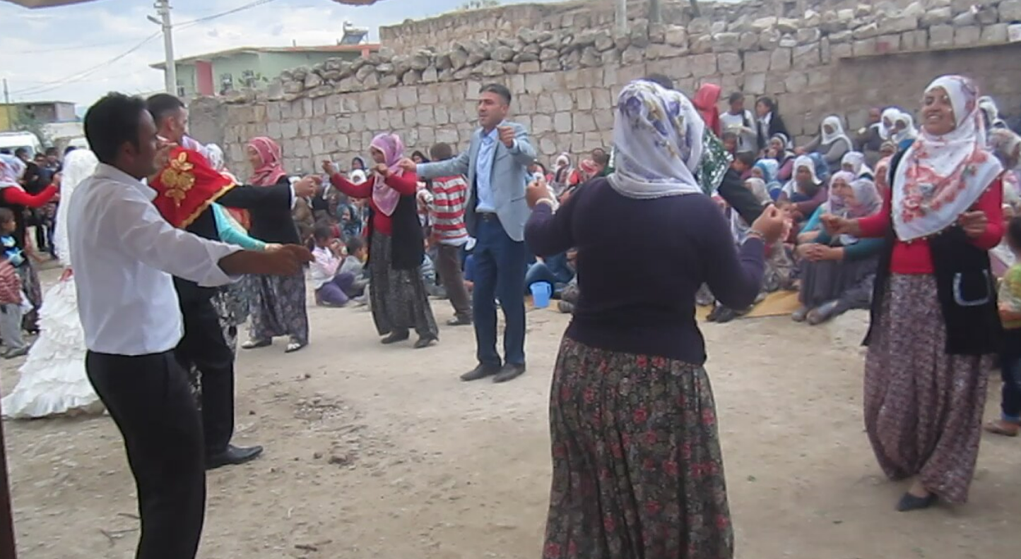 Bursa’da kadın ve erkeklerin birlikte eğlenmesine muhtarın tekinden 'sözde' yasak! Dinen uygun değilmiş...