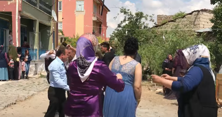 AKP'li belediye başkanından kadınların ve erkeklerin birlikte eğlenmesini yasaklayan muhtara saygılar...