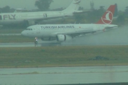 İstanbul'da hava ulaşımına yağmur engeli!