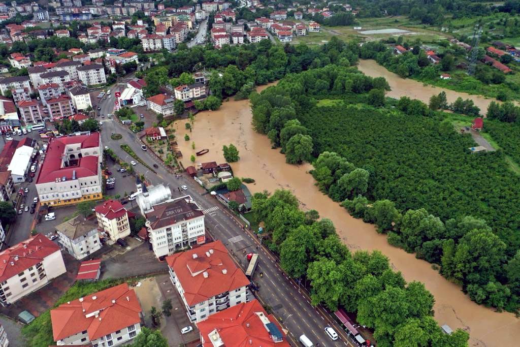 Türkiye'nin kuzeyinde sel felaketi! Yollar göle döndü, asfalt çöktü, mahsur kalanlar oldu