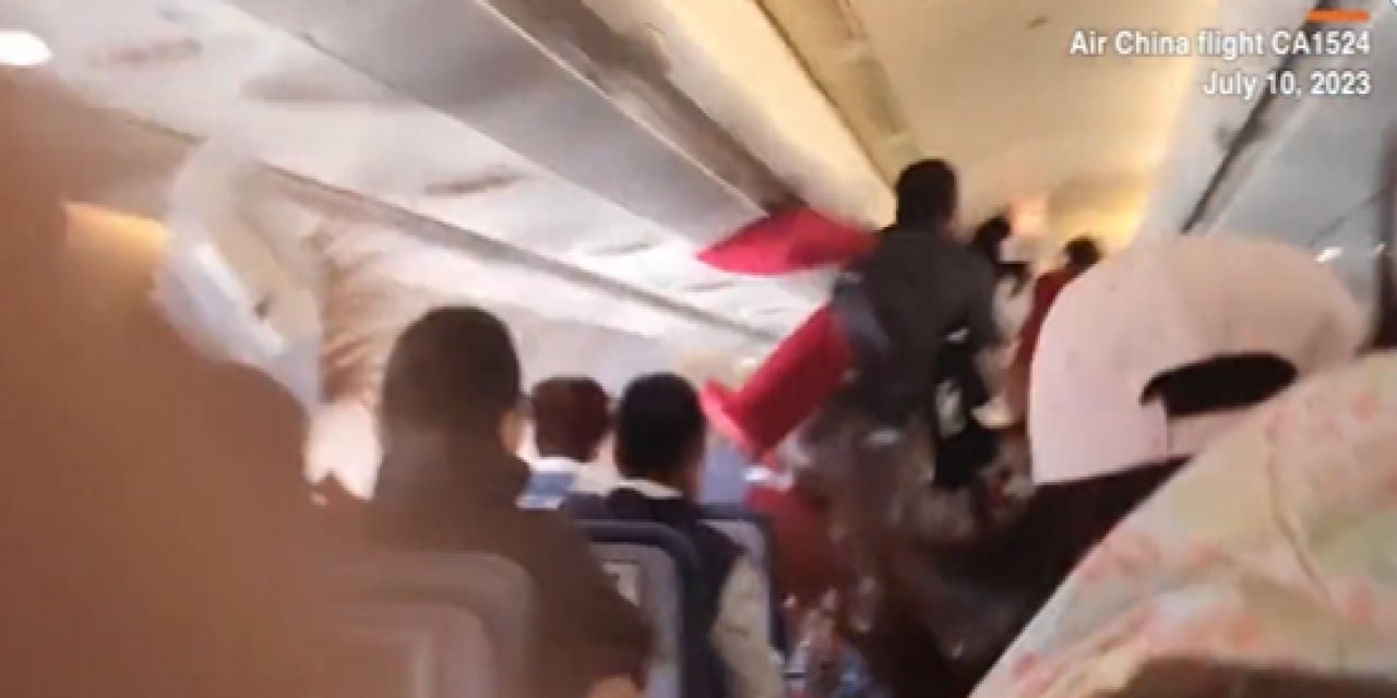 Uçakta panik anları! Yolcu ve kabin memuru savrularak tavana çarptı