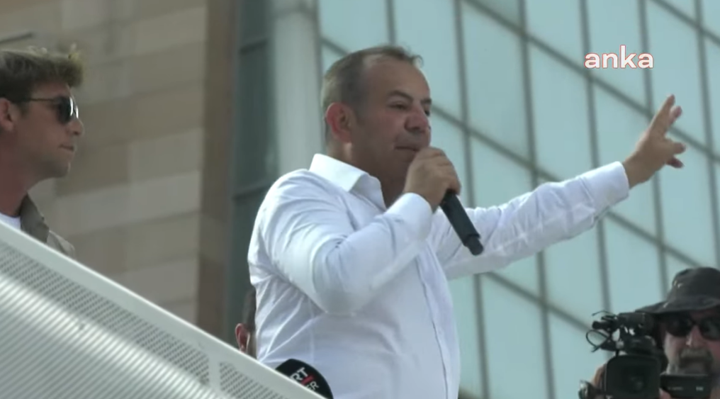 Tanju Özcan, CHP önünde çok sert konuştu: "Sen, kullanım süresi bitmiş, artık koltuğu bırakması gereken bir genel başkansın"