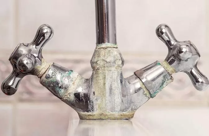 Musluklardaki kireci tek seferde söküp atıyor! İşte iki malzemeli doğal yöntem