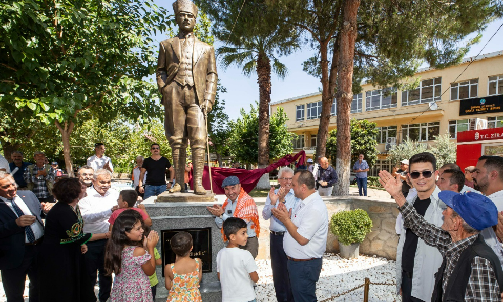 İzmir'de Atatürk Heykeli açıldı