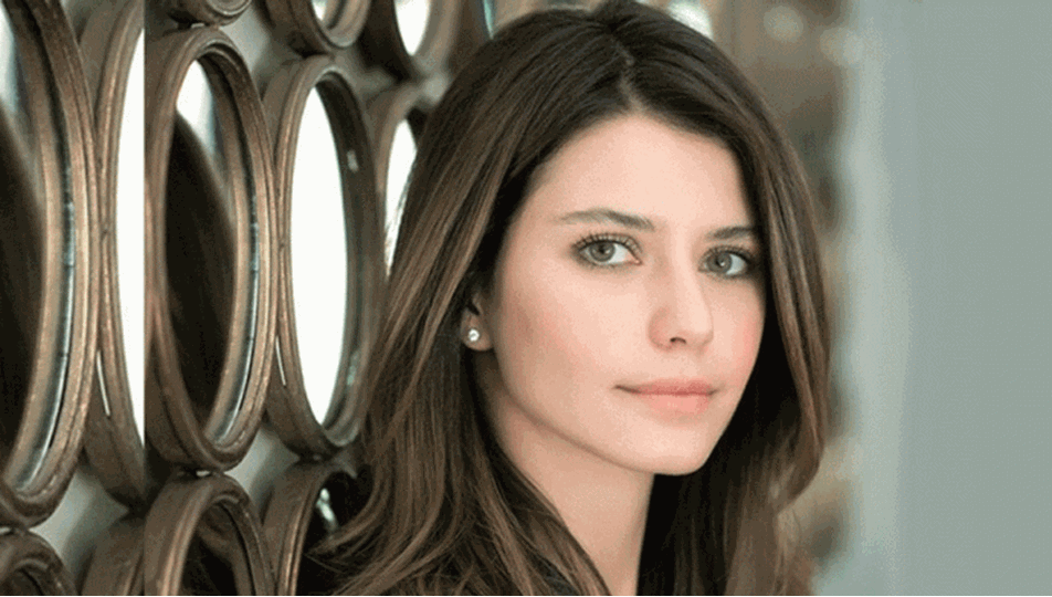 Beren Saat tekerlekli sandalyede görüldü