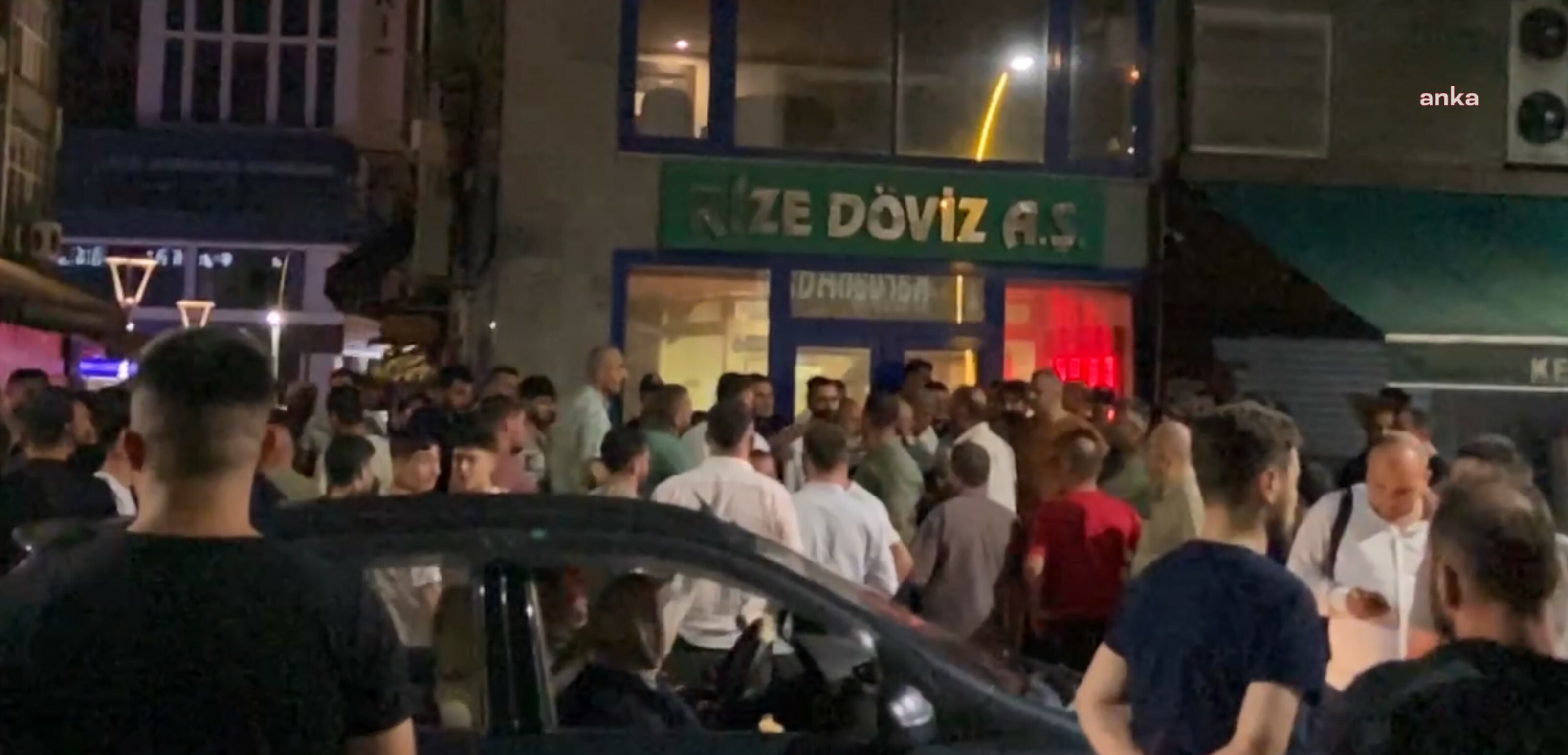 Rize’de, zam isteyen minibüsçüler kooperatifi başkanı ile AKP’li meclis üyesi arasında tartışma! Minibüscüler, AKP önünde eylem yaptı