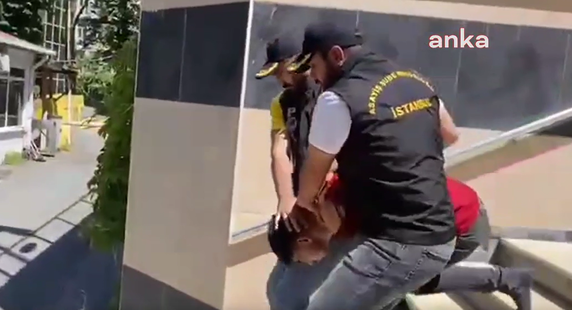 Motosikletiyle çarptığı polisi yere savurdu! Dehşete düşüren görüntü... 'Dur' ihtarına uymadı!