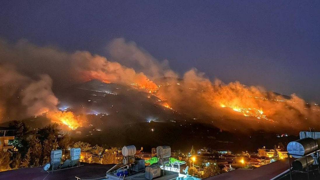 Depremin vurduğu Hatay'da yangın! Alevler içinde kalan Belen'de tahliyeler başladı