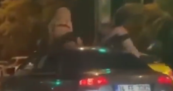 İstanbul Pendik'te 2 kadın araç üstünde iç çamaşırlarıyla twerk yaptı