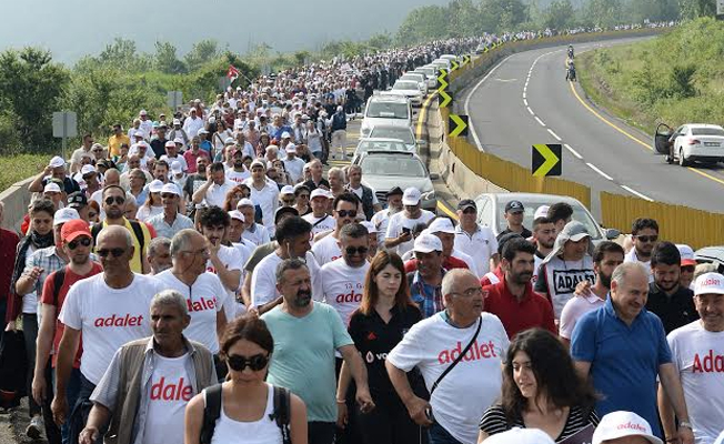 Kılıçdaroğlu AKP bayrağıyla karşılandı, iyi bayramlar diledi
