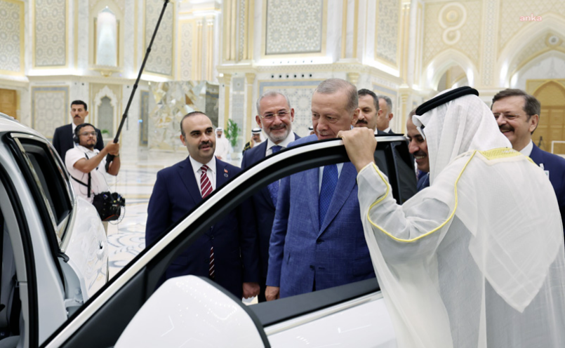 Erdoğan, Arap Başkan'a TOGG hediye etti! Yerli ve milli arabayı sarayın içine soktular