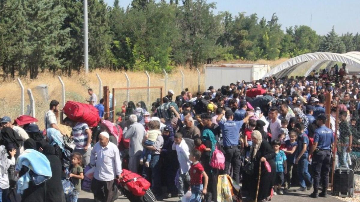 O parti kaçak ve sığınmacılara karşı sokağa indi: "Ya gidecekler, ya da gidecekler"