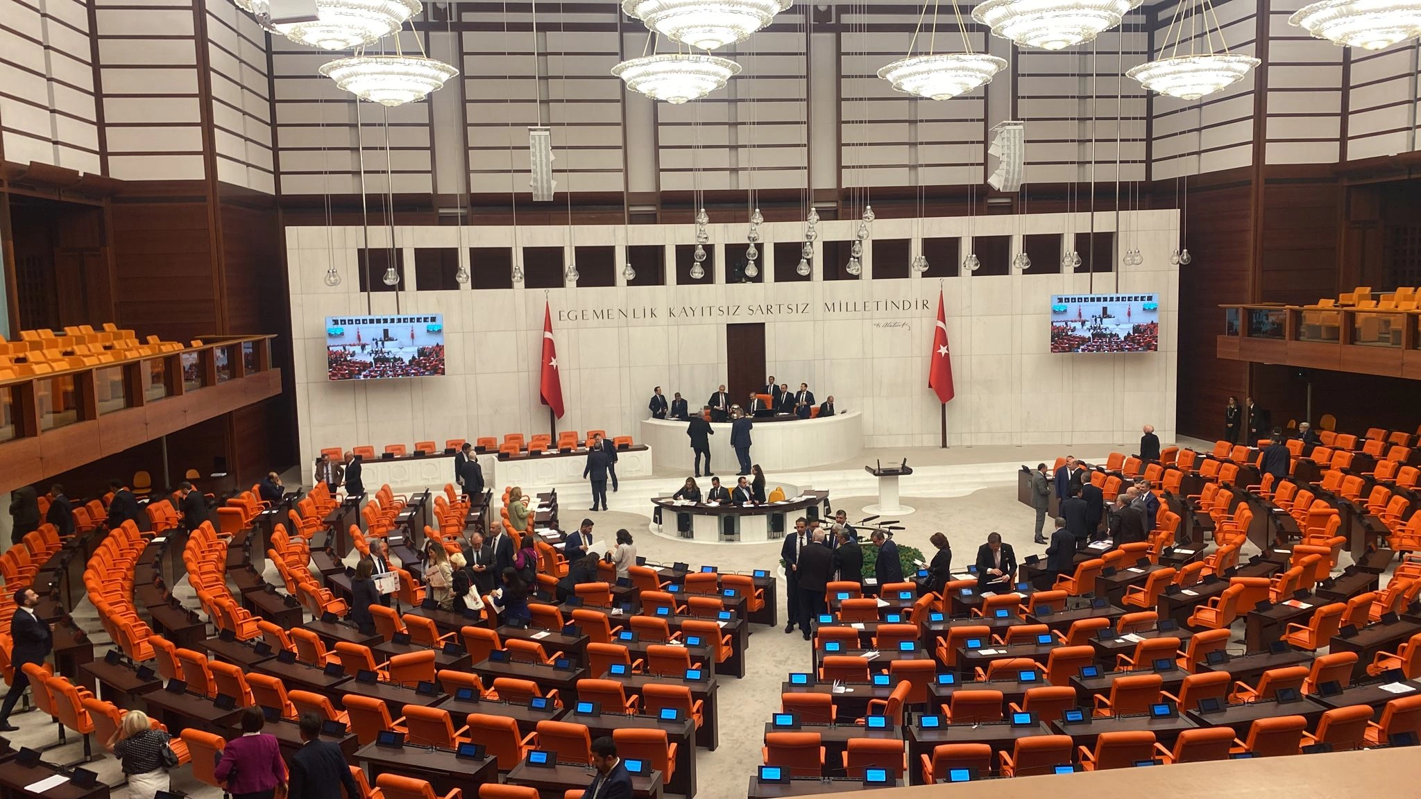 44 gün mesai yapan Meclis'te sadece vatandaşa zam yağdı!