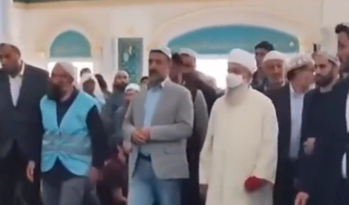 Menzil'in ölen şeyhinin oğlu camide acayip acayip seslerle karşılandı