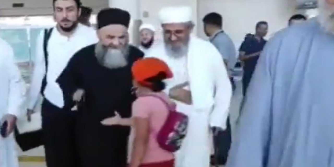 Cübbeli Ahmet, kendisiyle tokalaşmak isteyen çocuğun elini havada bıraktı
