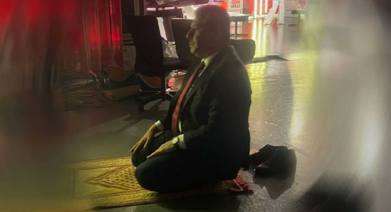 Tevfik Göksu yerel seçim çalışmaları için gaza bastı! "Vay be görüyor musunuz adam namaz kılıyor" dedirtmek için...