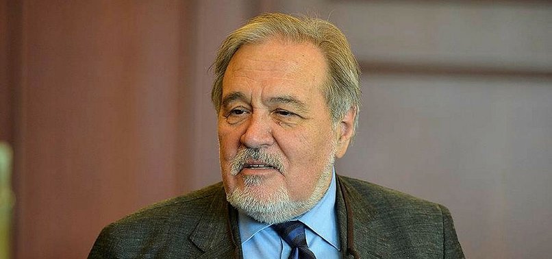 İlber Ortaylı o takımın yeni sezon formasıyla poz verdi