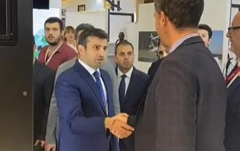 Selçuk Bayraktar'ı fuarda kendisini tanımayan görevliye kendisini tanıttı: "I'm Selçuk Bayraktar"
