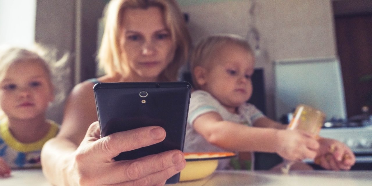 Sizin gibi ana-baba olmaz olsun! Dedikoducu komşular fark etti! Telefon almak için 8 aylık çocuklarını...