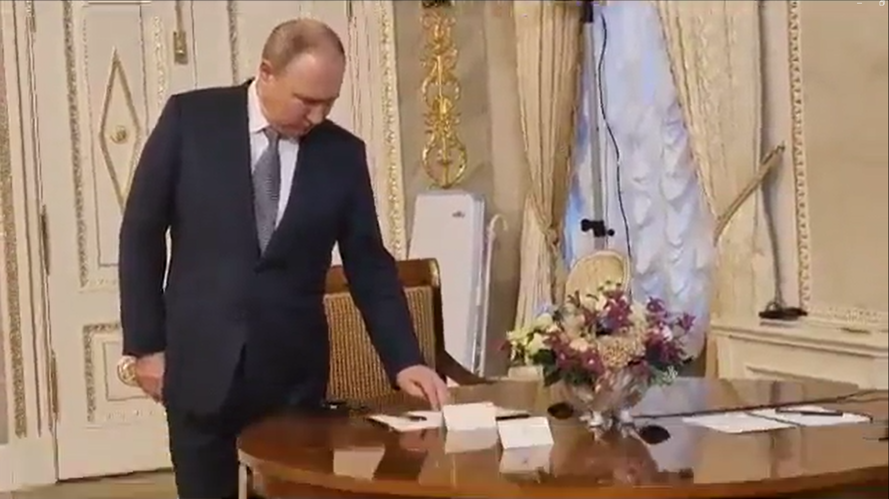 Sisi, Putin'i ayakta bekletti! Beklemekten sıkılan Putin volta attı