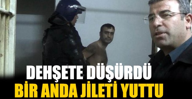 Herkesin gözü önünde jileti yuttu