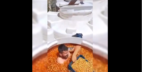 Çırılçıplak zeytin havuzuna girdi! İzleyenlerin midesi kalktı