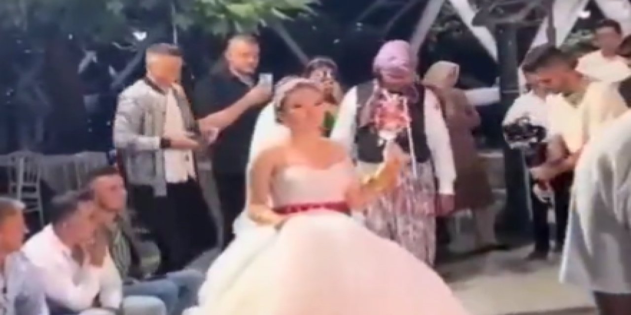 Gelin, damada tasma takarak 'Salako' kostümüyle düğün salonuna getirdi