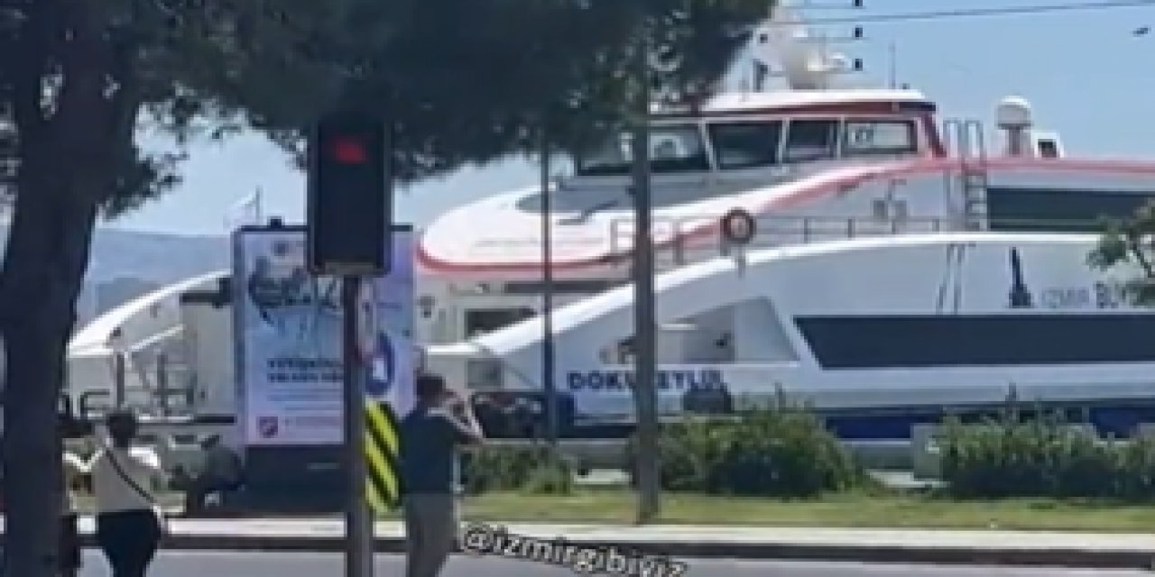 İzmir'de vapur, kıyıya böyle çarptı