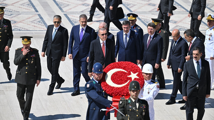 Erdoğan, Yüksek Askeri Şura (YAŞ) üyeleriyle Anıtkabir'i ziyaret etti