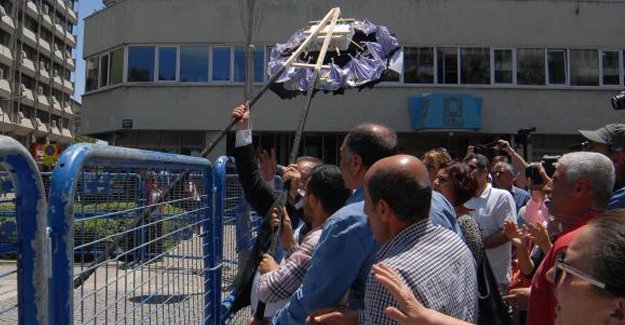 İzmir'deki Başbakanlık ofisine siyah çelenk bırakma krizi