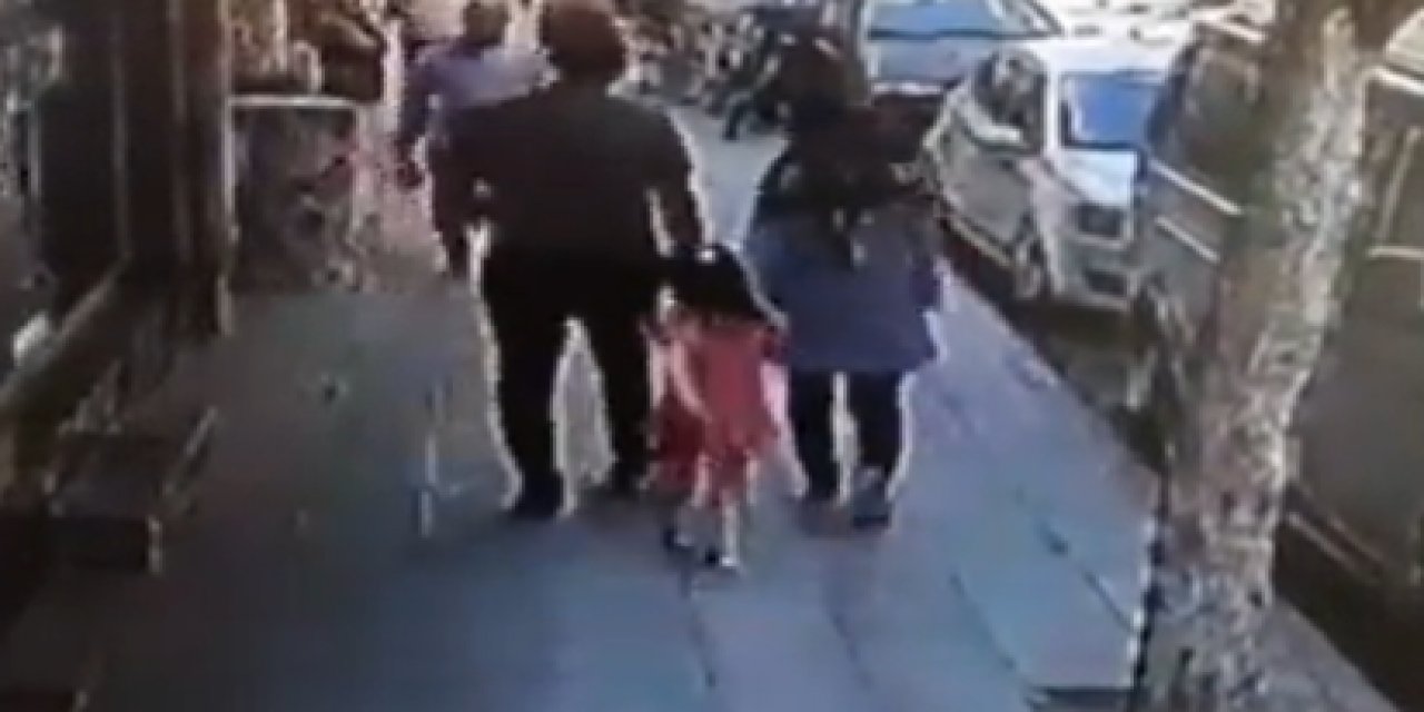 Türkiye'de yürürken sadece önünüze bakmak yetmiyor! Çürük binadaki parçalar yoldan geçen ailenin üzerine düştü