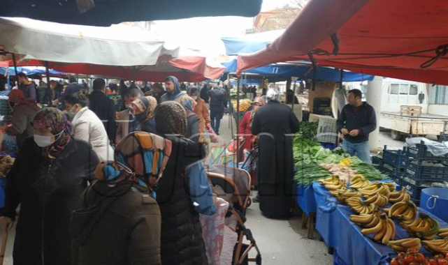 Vatandaş semt pazarında pahalılığı isyan etti: SİHA yapan bir ülkede vatandaş domates alamayacak duruma gelir mi?
