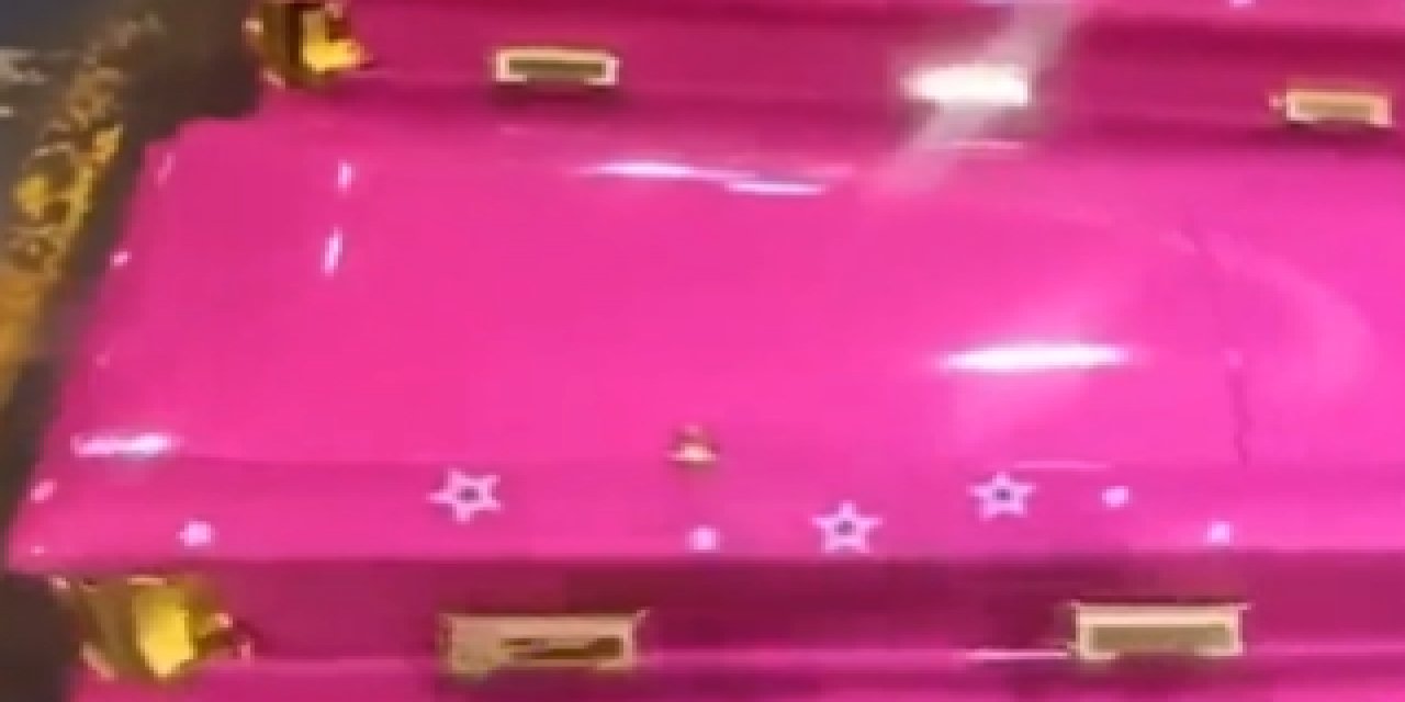 Pembe Mezarlık şarkısı gerçek oldu! Barbie temalı tabutlar görücüye çıktı