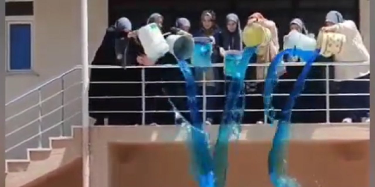 Hafız olmaya hak kazanan arkadaşlarının kafasına kova kova su boşalttılar