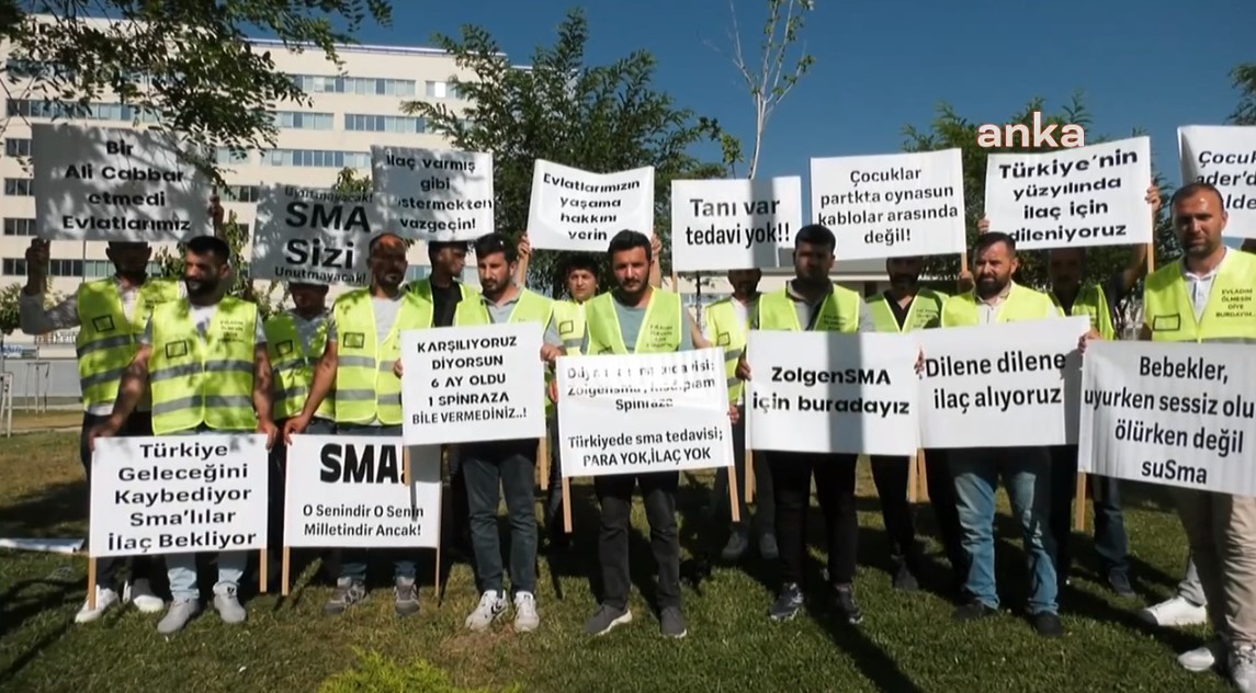 SMA'lı çocukların ailelerinden Sağlık Bakanlığı önünde protesto! Tek bir şey istiyorlar: Evlatlarının ölmemesini...