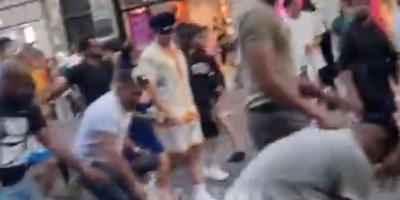 İstiklal Caddesi'nde mide bulandıran görüntüler! 1 dolar için tavuk gibi yere kapandılar