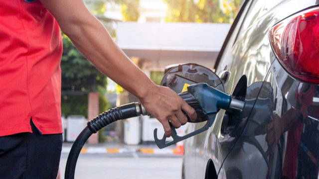 Ünlü ekonomistten korkutan açıklama! Motorin ve benzin fiyatlarının 46 lira olacağı tarihi açıkladı