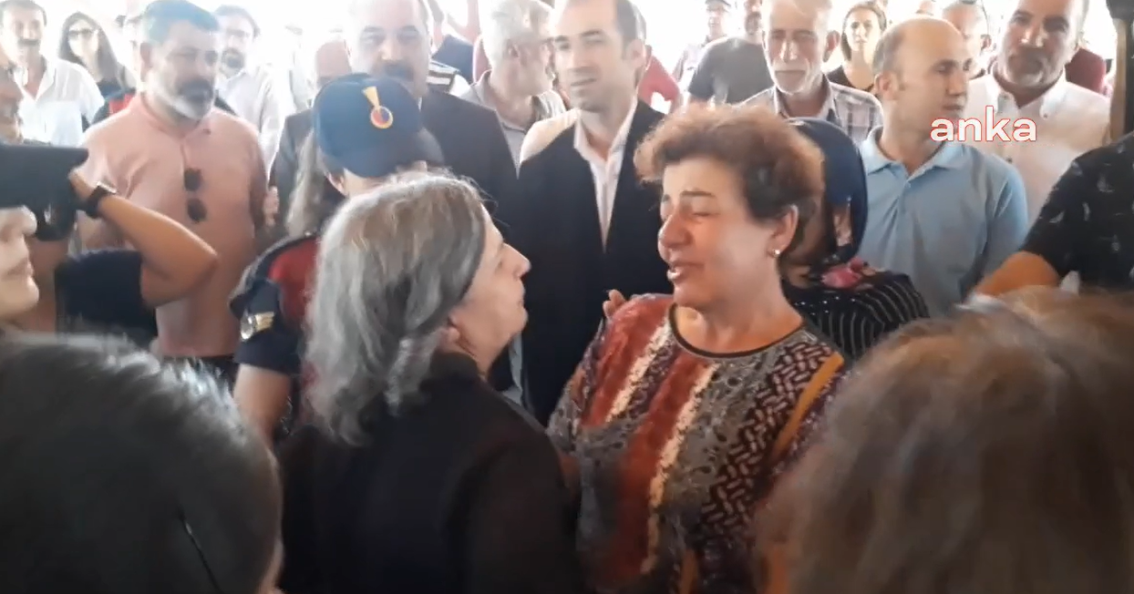 Tutuklu HDP'li Gültan Kışanak, ablasının cenaze törenine katıldı
