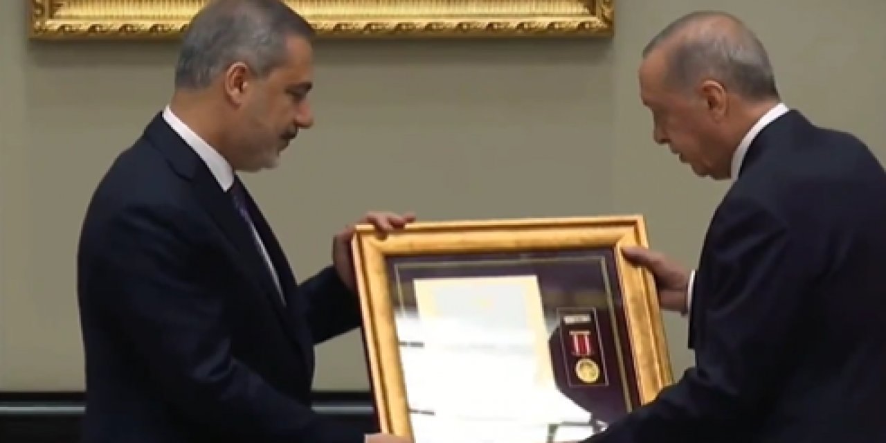 Erdoğan’dan Hakan Fidan’a ‘üstün hizmet’ madalyası! Madalyayı onlar adına aldı