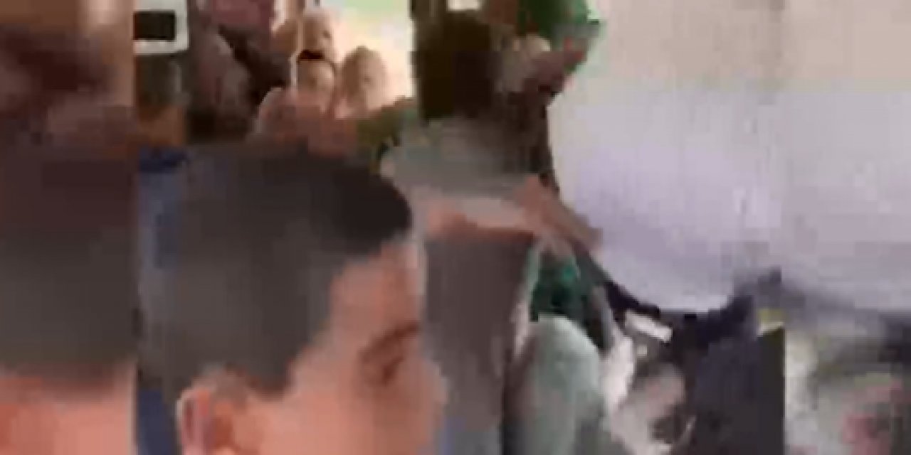 Metrobüsü hayvanat bahçesine çevirdiler! Tavan demirlerine tutunarak birbirlerine tekme attılar