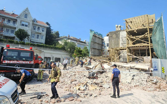 İstanbul Beşiktaş'ta restorasyon halindeki bina çöktü! 1 kişi göçük altında kaldı