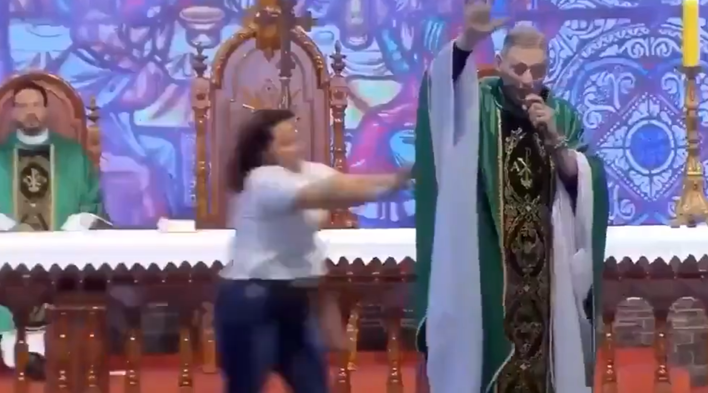 'Şişman' kadınları hedef alan Brezilyalı papaz sahneden aşağı atıldı