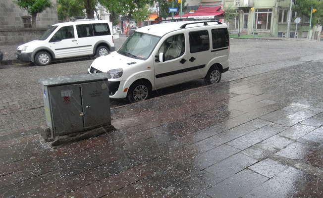Kars'ta dolu yağdı