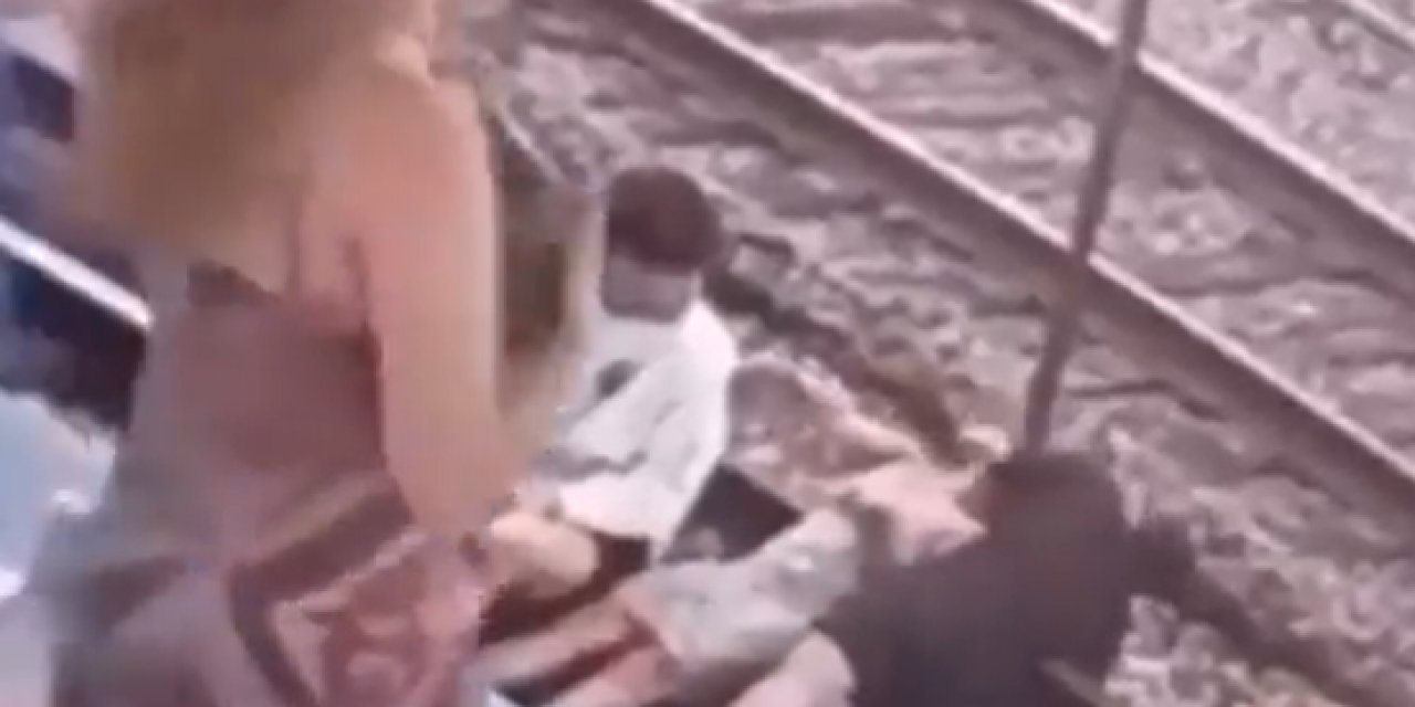 Tren raylarında fotoğraf çekinen gençler feci şekilde elektrik akımına kapıldı